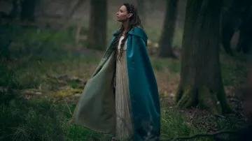 Costume de cape bleu porté par Seanchai (Minnie Driver) comme on le voit dans la série télévisée The Witcher: Blood Origin (saison 1)