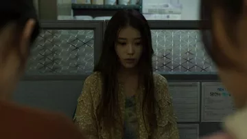Camisa floral con volantes usada por So-young (Ji-eun Lee) como se ve en la película Broker