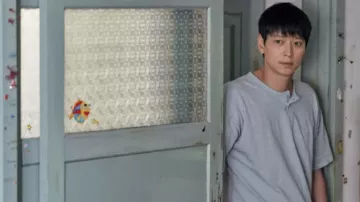 Camiseta Henley usada por Dong-soo (Gang Dong-Won) como se ve en el vestuario de la película Broker