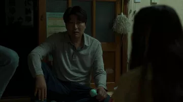 Polo gris usado por Sang-hyeon (Kang-Ho Song) como se ve en la película Broker