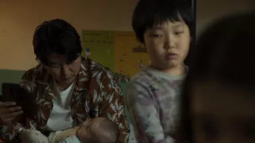 Camisa estampada hawaiana usada por Sang-hyeon (Kang-Ho Song) como se ve en la película Broker