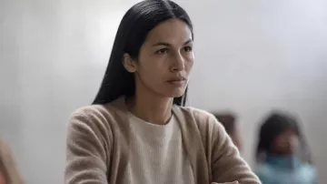 Cardigan en laine porté par Thony (Elodie Yung) comme on le voit dans The Cleaning Lady Wardrobe (saison 2 épisode 12)