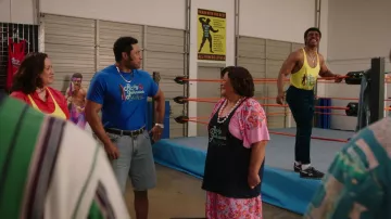 Baskets noires Reebok portées par Rocky Johnson (Joseph Lee Anderson) dans l’émission de télévision Young Rock (S03E05)