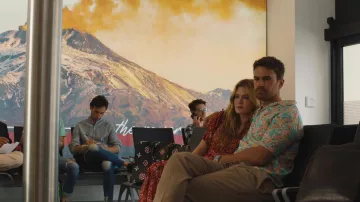 Chemise imprimée florale portée par Cameron Sullivan (Theo James) comme on le voit dans The White Lotus Outfits (saison 2 épisode 7)