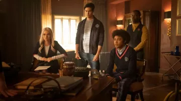 Gilet d’uniforme scolaire porté par Kaleb Hawkins (Chris De’Sean Lee) comme on le voit dans la garde-robe de la série télévisée Legacies (saison 3 épisode 2)