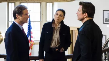 Chemise kaki portée par l’agent spécial Kristin Gaines (Alexa Davalos) comme on le voit dans FBI: Most Wanted Wardrobe (saison 4 épisode 8)