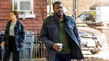 Polo vert porté par l’agent spécial Ray Cannon (Edwin Hodge) comme on le voit dans les tenues de la série télévisée FBI: Most Wanted (S04E08)