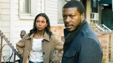 Manteau à carreaux porté par Cora Love (Caroline Harris) vu dans FBI: Most Wanted (S04E08)