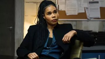 Manteau noir porté par l’agent spécial Sheryll Barnes (Roxy Sternberg) comme on le voit dans la garde-robe de la série télévisée FBI: Most Wanted (saison 4, épisode 8)