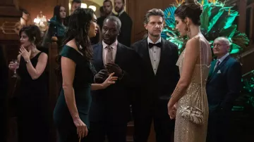 Bolso usado por Emma Staley (Mia Challis) visto en FBI: International (S02E08)