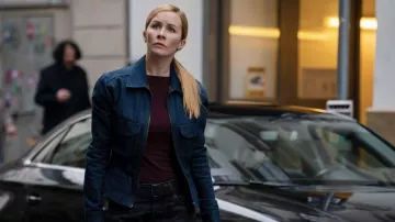 Chaqueta vaquera con cremallera usada por la agente de Europol Megan 'Smitty' Garretson (Eva Jane Willis) vista en FBI: International Outfits (S02E08)