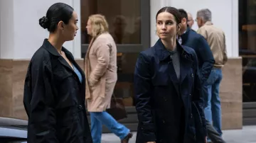 trench-coat bleu marine porté par l’agent spécial Jamie Kellett (Heida Reed) vu dans FBI: International (S02E08)