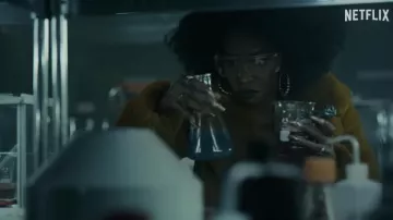 Boucles d’oreilles boucles portées par Yo-Yo (Teyonah Parris) comme on le voit dans la garde-robe du film They Cloned Tyrone