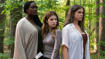 Haut à manches longues porté par Alice (Anna Kendrick) comme on le voit dans Alice, Darling