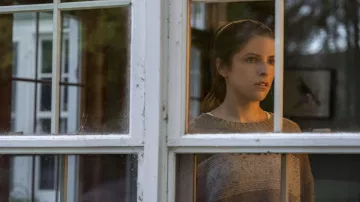 Pull marron porté par Alice (Anna Kendrick) comme on le voit dans les tenues Alice, Darling