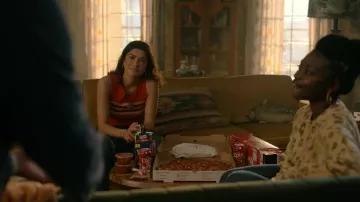 Débardeur rayé rouge porté par Jess Valenzuela (Lisette Olivera) dans les tenues National Treasure: Edge of History (S01E02)