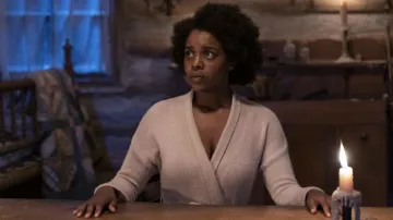 Cardigan porté par Dana James (Mallori Johnson) dans les tenues de la série télévisée Kindred (S01E01)