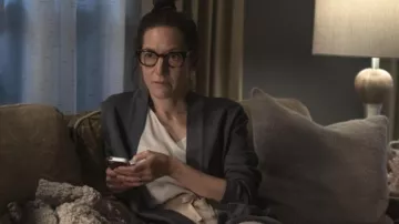 Lunettes portées par Hermione (Brooke Bloom) dans les tenues de la série télévisée Kindred (saison 1 épisode 4)