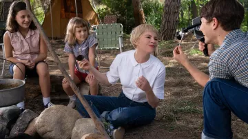 Chemisier blanc à manches courtes porté par Mitzi Fabelman (Michelle Williams) comme on le voit dans The Fabelmans