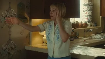 Chemise brodée portée par Mitzi Fabelman (Michelle Williams) vue dans The Fabelmans