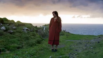 Manteau rouge porté par Siobhan Súilleabháin (Kerry Condon) vu dans The Banshees of Inisherin