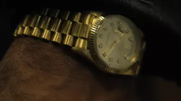 Reloj Rolex dorado usado por Somen Banerjee (Kumail Nanjiani) como se ve en el vestuario de la serie de televisión Welcome to Chippendales (S01E05)