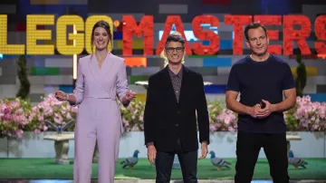 Combinaison rose portée par Amy Corbett dans la série télévisée LEGO Masters (saison 3, épisode 12)