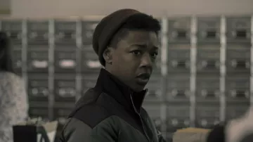 La veste noire et kaki portée par Moira (Samira Wiley) dans The Handmaid's Tale : La servante écarlate (Saison 3)