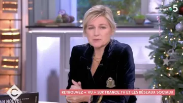 The Jane de Boy blazer jacket worn by Anne-Élisabeth Lemoine in the show C à Vous of December 15, 2022