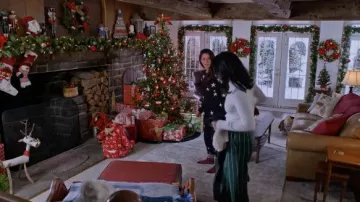 Pantalones esmeralda a rayas usados por Brooke (Vanessa Hudgens) en The Knight Before Christmas