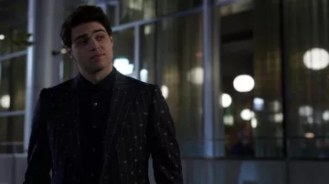 Costume Blazer Gucci porté par Owen Hendricks (Noah Centineo) vu dans The Recruit Wardrobe (S01E03)