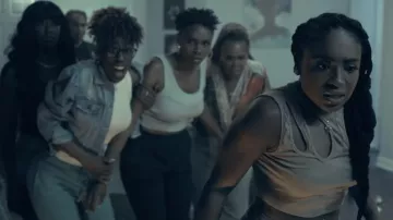 Haut porté par Camille (Taylor Polidore) vu dans les tenues de la série télévisée Wicked City (S01E01)