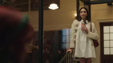 Cardigan à pompon tricoté blanc porté par Luna La (Zión Moreno) vu dans les tenues de la série télévisée Gossip Girl (S02E04)