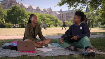 Converse Hi Top Sneakers en noir portées par Whitney Chase (Alyah Chanelle Scott) comme on le voit dans The Sex Lives of College Girls (S02E10)