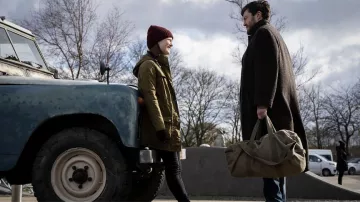 Military bag held by Cormoran Strike (Tom Burke) in Strike TV show (S04E04)