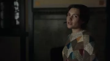 Suéter de estampado geométrico usado por Allison (Florence Pugh) como se ve en A Good Person