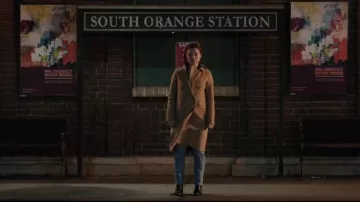 Gabardina usada por Allison (Florence Pugh) como se ve en A Good Person