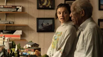 Sudadera con capucha estampada floral en gris usada por Allison (Florence Pugh) como se ve en A Good Person