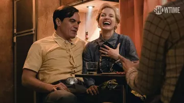 Chemise en denim portée par Tammy Wynette (Jessica Chastain) vue dans George & Tammy (S01E02)