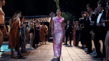Robe chinoise en soie rose portée par Lady Fay Zhu (Li Jun Li) vue à Babylone