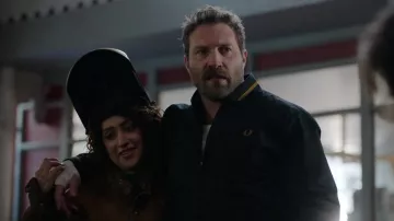 Fred Perry Veste portée par Bob Goodwin (Jai Courtney) dans la garde-robe de la série télévisée Kaléidoscope (saison 1 épisode 4)