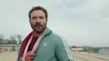 Veste Adidas Track en vert portée par Bob Goodwin (Jai Courtney) dans la garde-robe de la série télévisée Kaleidoscope (saison 1, épisode 7)