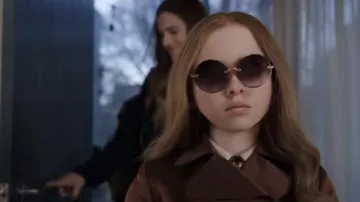 Lunettes de soleil rondes portées par M3gan (Jenna Davis) comme on le voit dans le film M3GAN