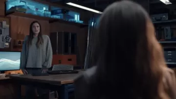 Pull gris oversize porté par Gemma (Allison Williams) vu dans M3GAN