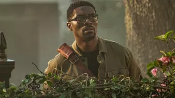 Veste de sur-chemise verte portée par Ciprien (Tongayi Chirisa) vue dans la série télévisée Mayfair Witches d’Anne Rice (saison 1 épisode 1)