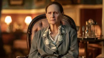 Robe de chambre portée par Carlotta (Beth Grant) vue dans la garde-robe Mayfair Witches d’Anne Rice (S01E03)