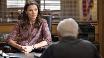 Chemise imprimée portée par Erin Reagan (Bridget Moynahan) vue dans la série télévisée Blue Bloods (saison 13 épisode 9)