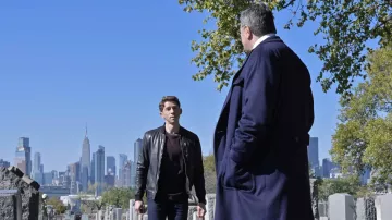 Veste en cuir portée par Joe Hill (Will Hochman) dans la série télévisée Blue Bloods (saison 13 épisode 9)