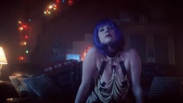 Parte superior del arnés de cadena usado por Vicky (Ashley Benson) como se ve en la película Alone At Night