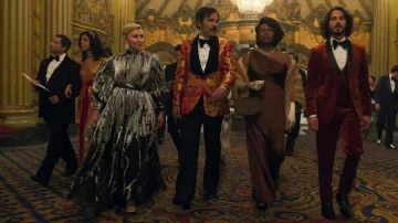 Vestido largo plateado usado por la hermana Harriet (Kate Mulvany) como se ve en los trajes de la serie de televisión Hunters (Temporada 2)